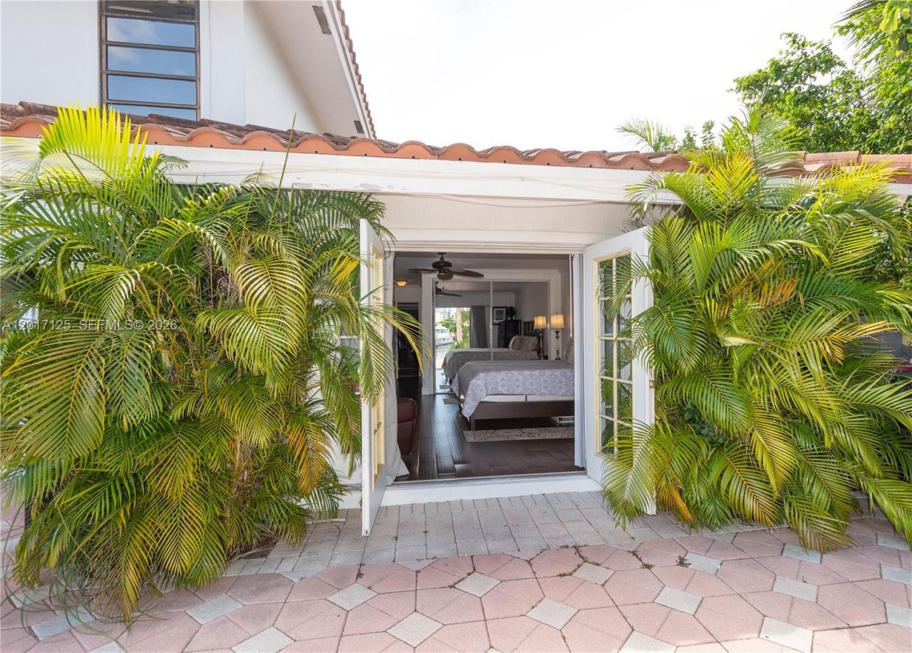 2908 Bayview Dr, Fort Lauderdale, FL 33306 Photo