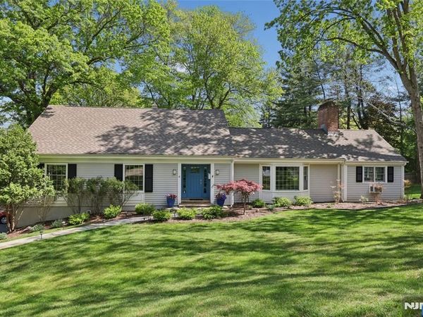4 Barberry Way, ESSEX FELLS, NJ 07021