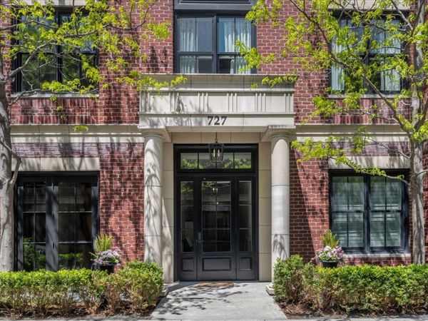 727 N McKinley Road , Unit 100, Lake Forest, IL 60045