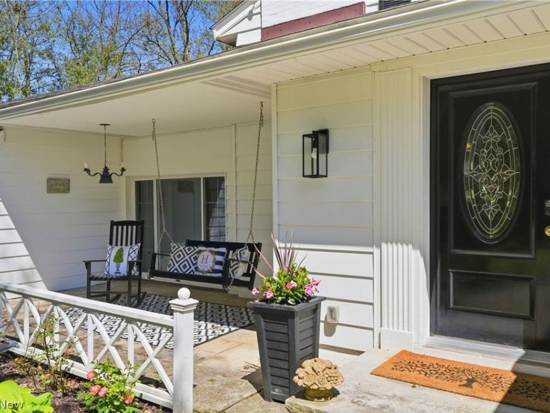 8374 Lucerne Drive, Chagrin Falls, OH 44023 Photo 2