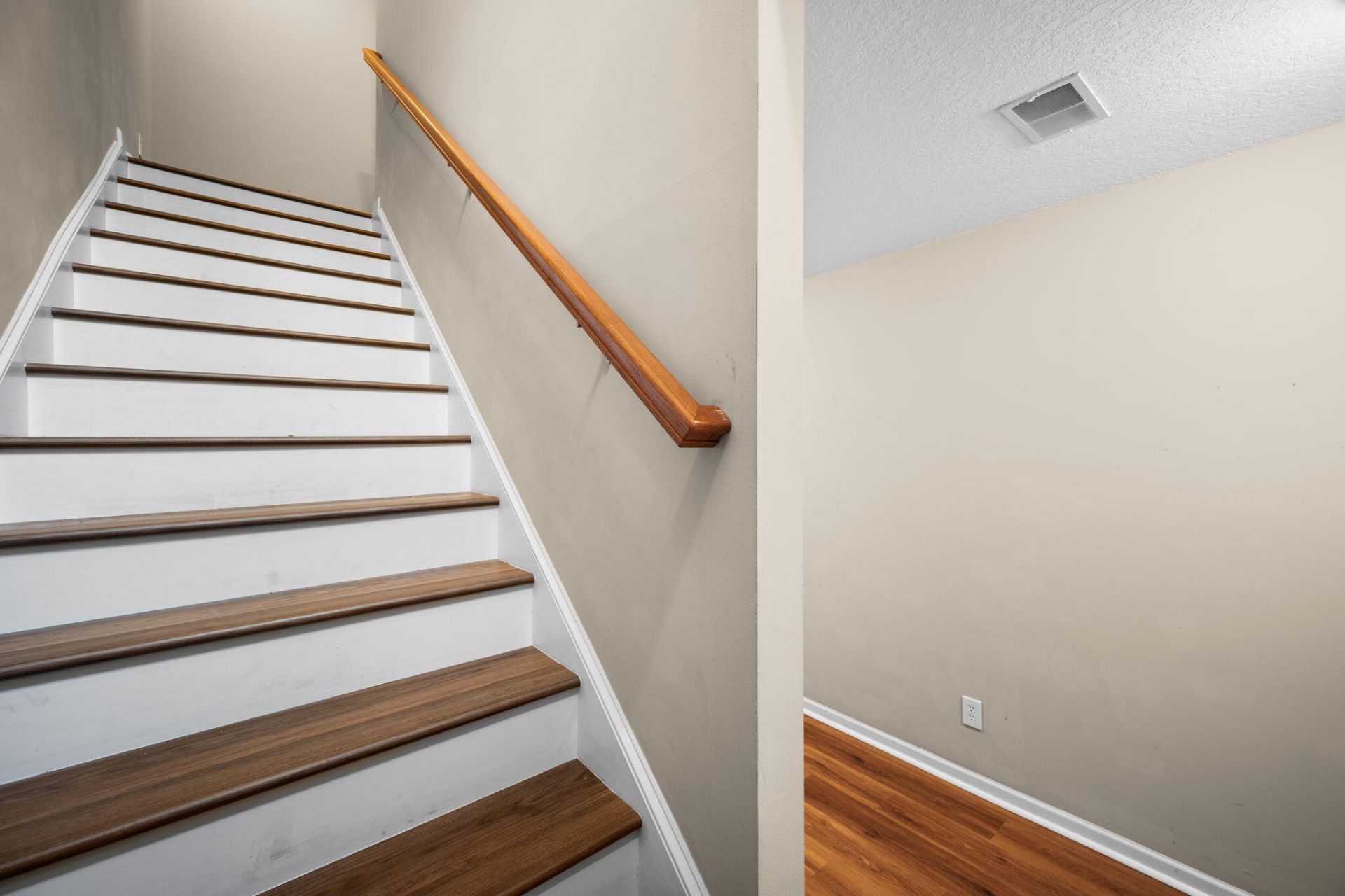 7873 Park Gate Drive Photo 20