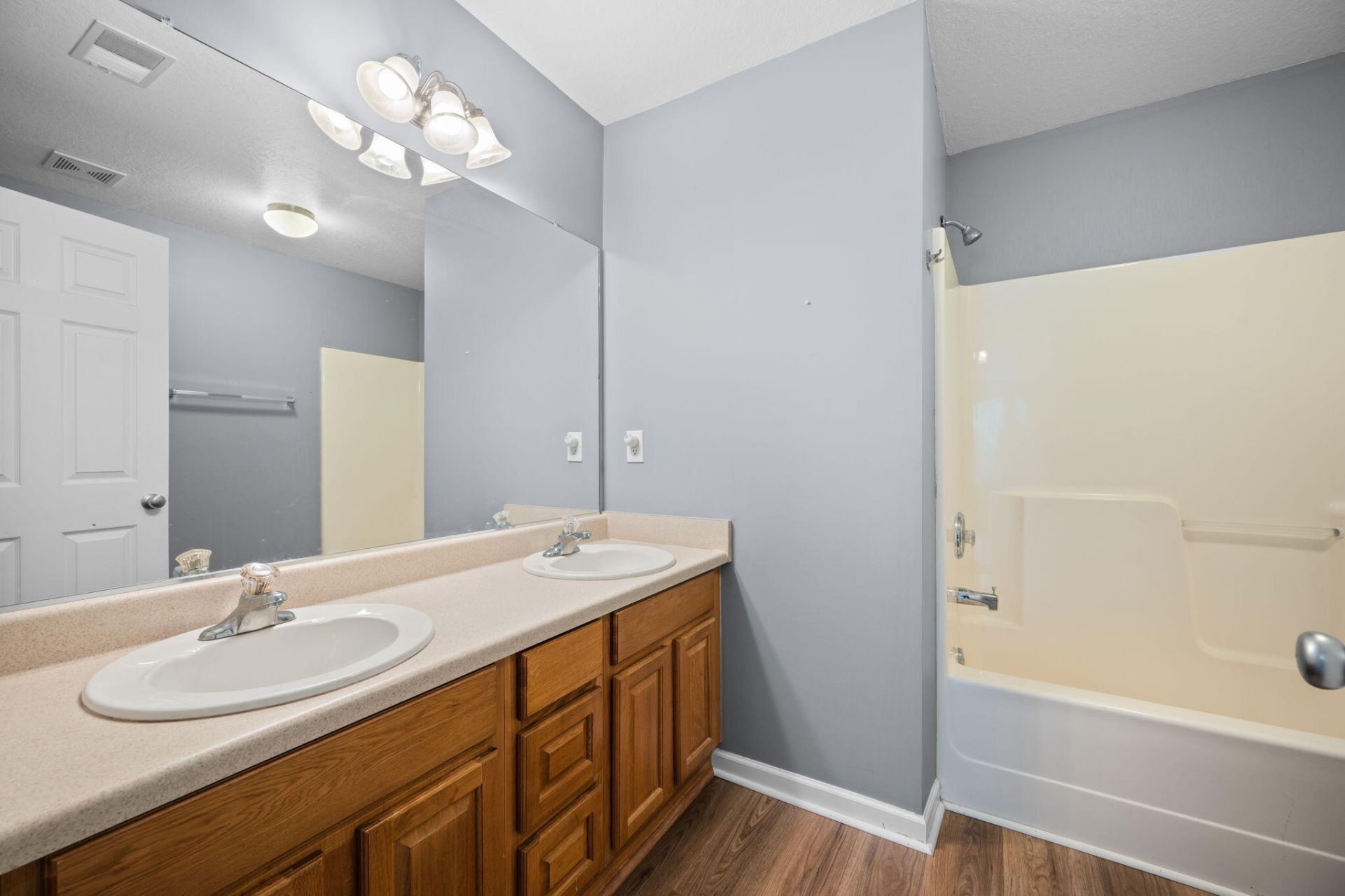 7873 Park Gate Drive Photo 24