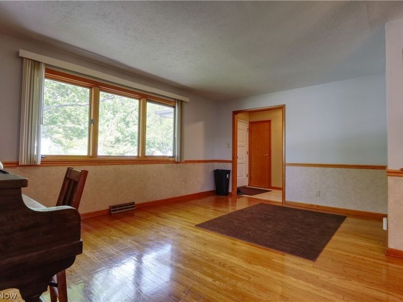 9307 Munich Drive, Parma, OH 44130 Photo 5
