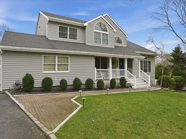 20 Stuart Court , Hampton Bays, NY 11946