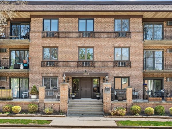 303 E Henry Clay St, Unit 104, Whitefish Bay, WI 53217