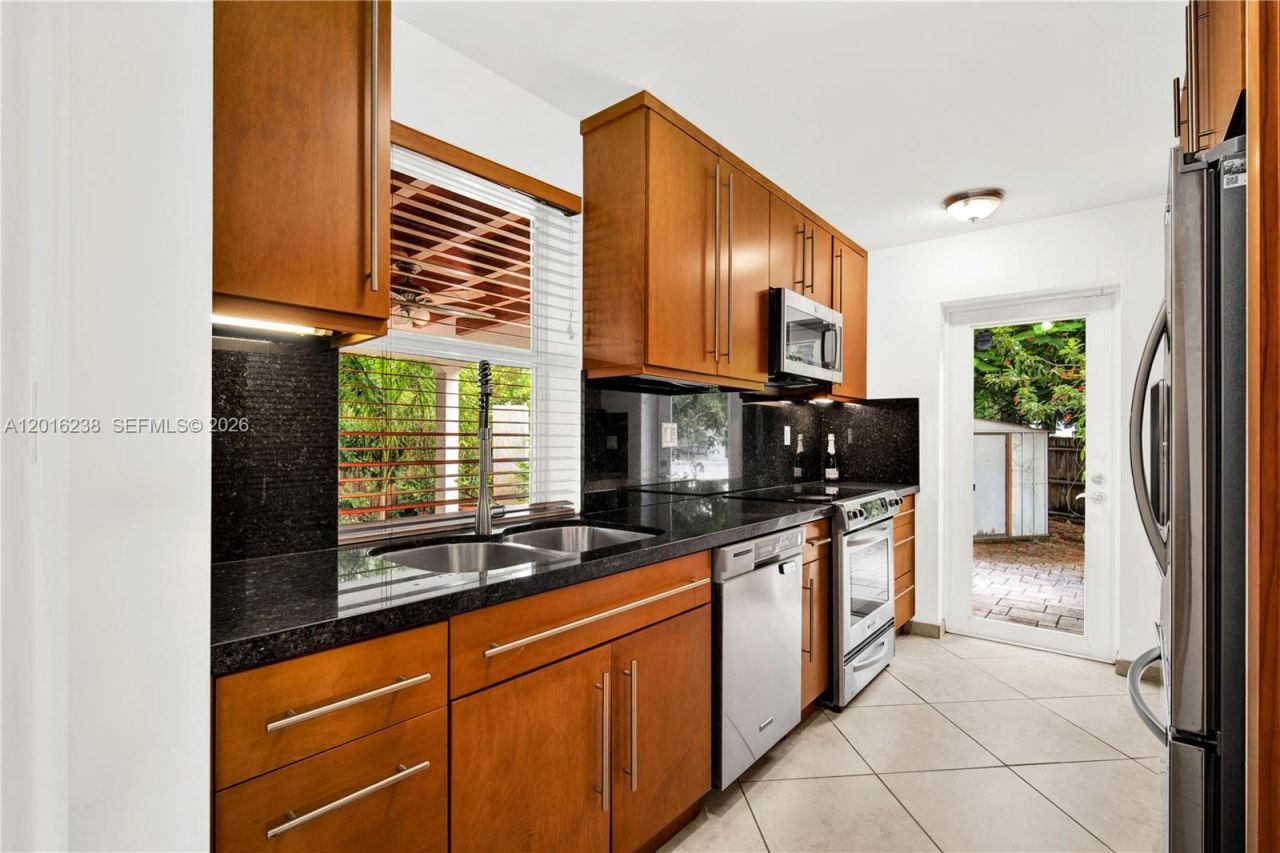 6890 SW 51st St , Miami, FL 33155 Photo