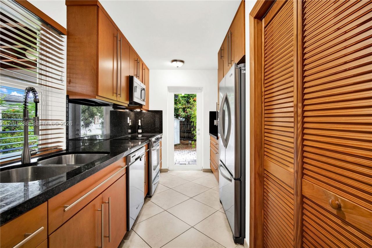 6890 SW 51st St , Miami, FL 33155 Photo