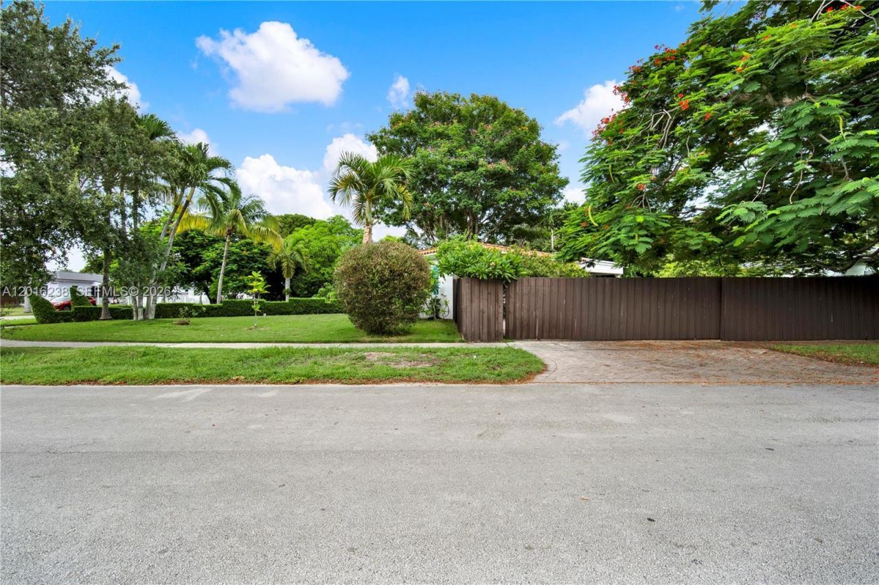 6890 SW 51st St , Miami, FL 33155 Photo