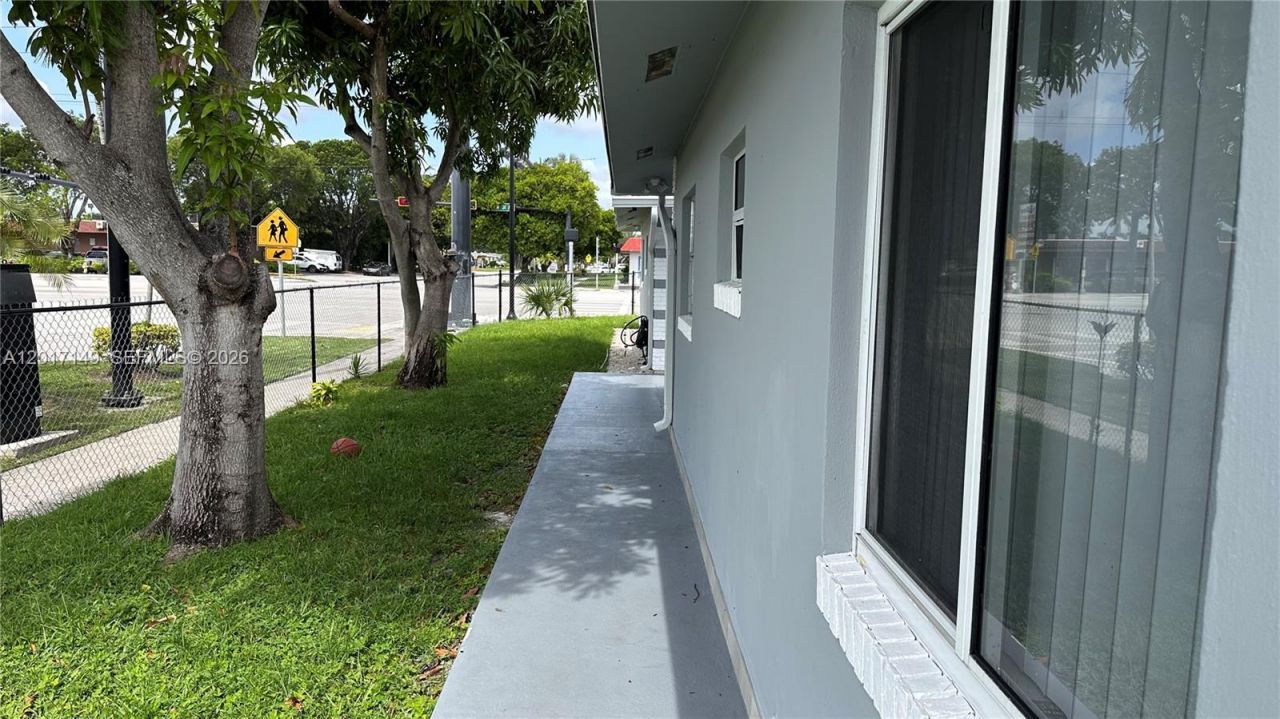 4101 NW 30th Ter , Unit 4, Lauderdale Lakes, FL 33309 Photo