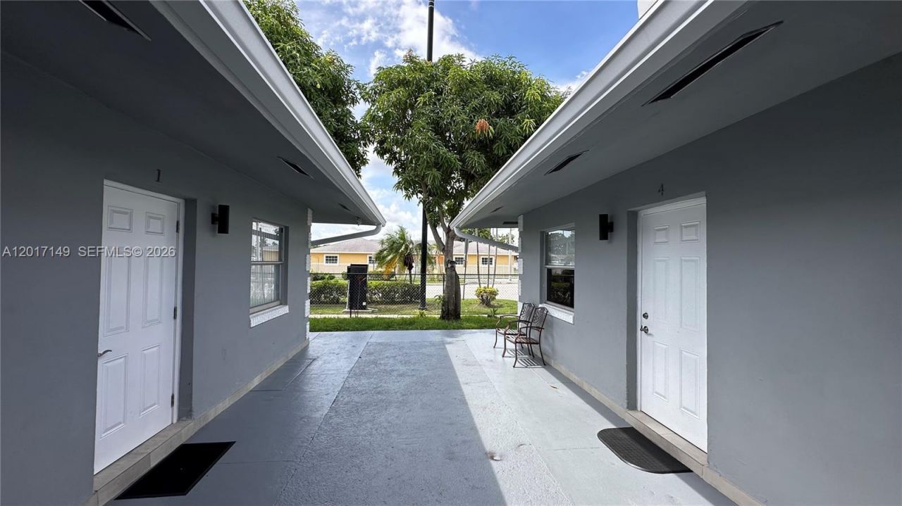 4101 NW 30th Ter , Unit 4, Lauderdale Lakes, FL 33309 Photo
