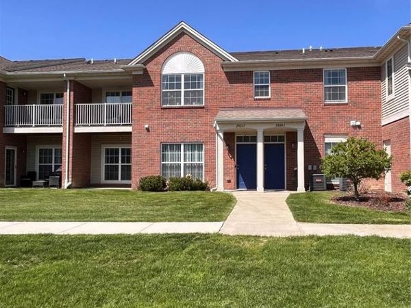 28263 S Pointe Lane, Chesterfield Twp, MI 48051