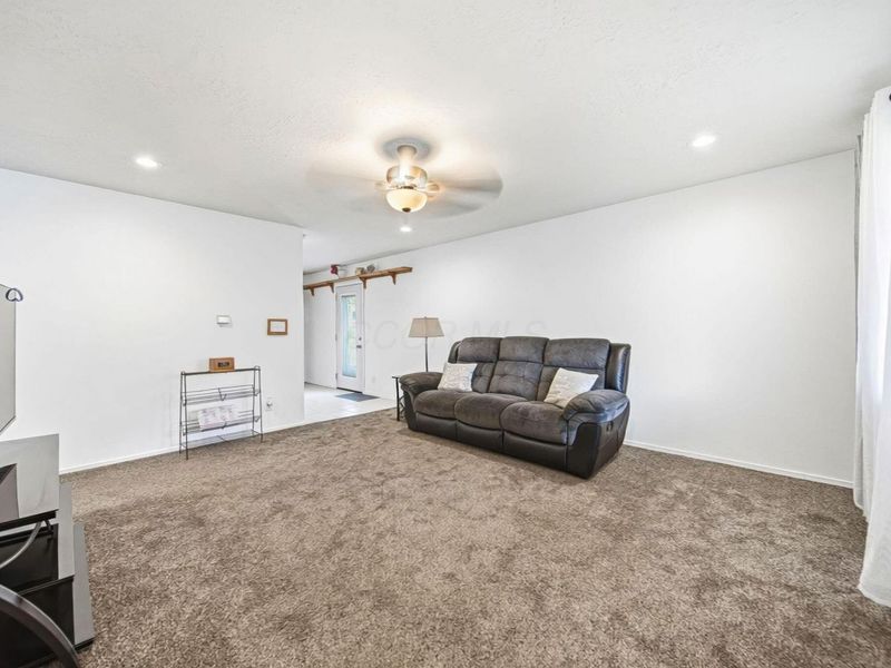 387 Daytona Road, Columbus, OH 43228 Photo 6