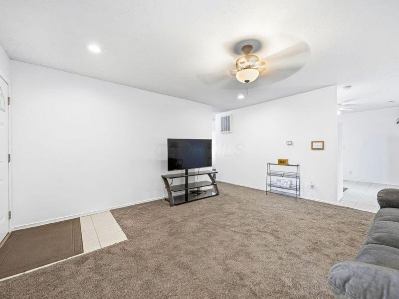 387 Daytona Road, Columbus, OH 43228 Photo 8