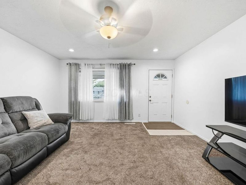 387 Daytona Road, Columbus, OH 43228 Photo 9