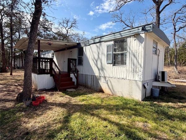 109 Seminole DR, Smithville, TX 78957