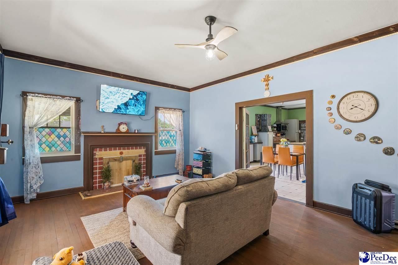 209 S Walnut St Photo 8