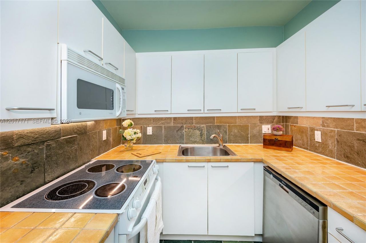 32 Calabria Ave, Unit 1, Coral Gables, FL 33134 Photo