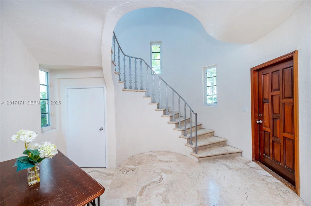 32 Calabria Ave, Unit 1, Coral Gables, FL 33134 Photo