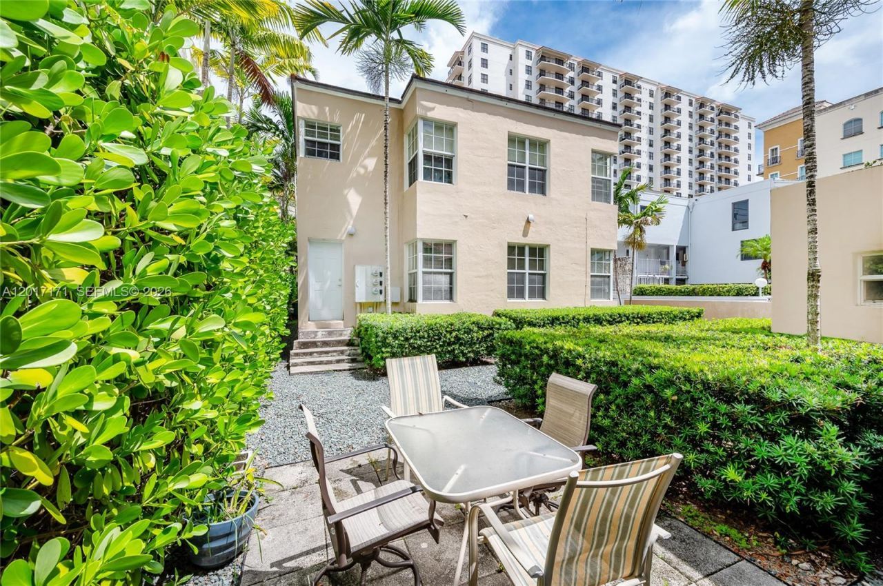 32 Calabria Ave, Unit 1, Coral Gables, FL 33134 Photo
