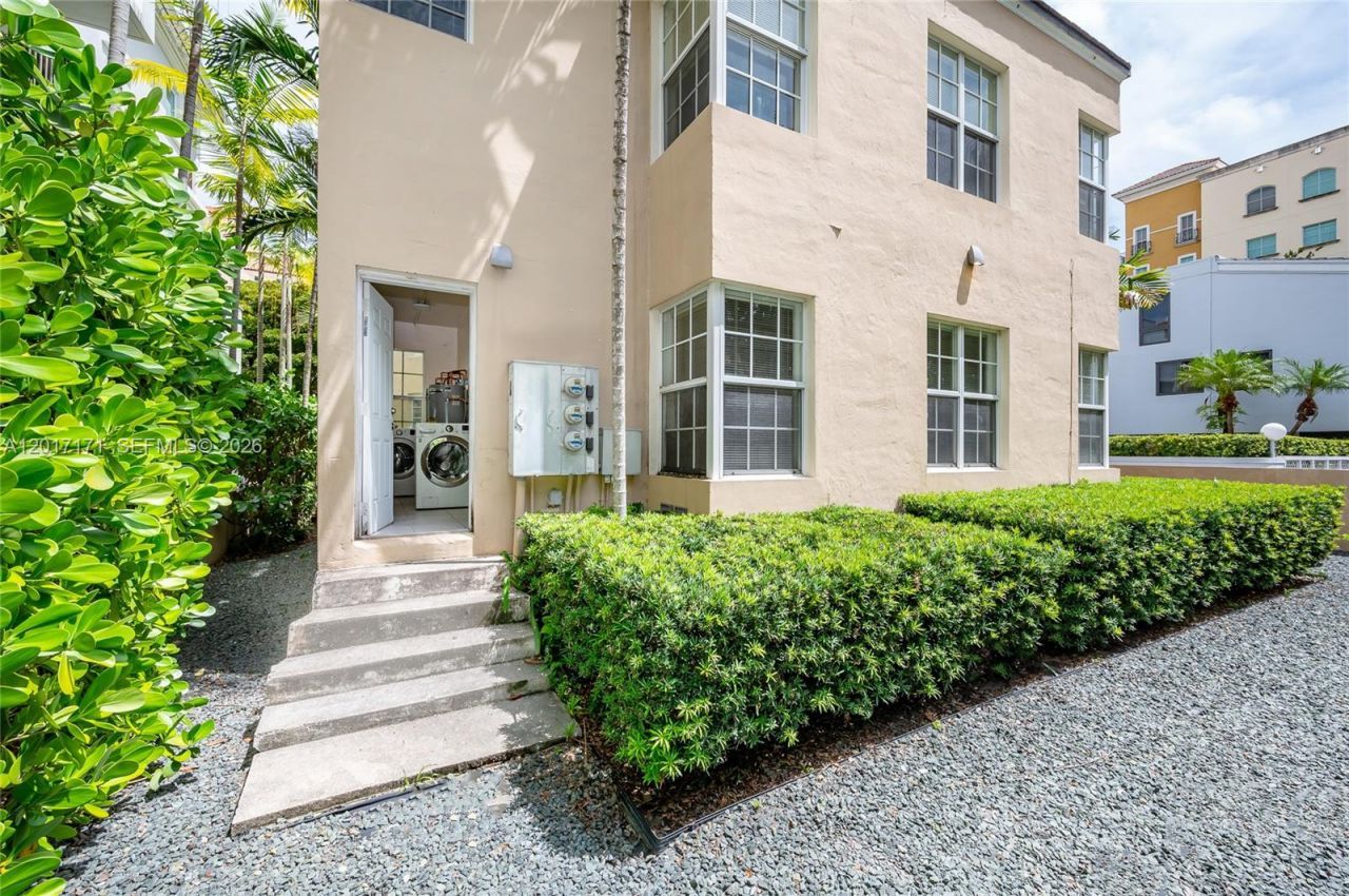 32 Calabria Ave, Unit 1, Coral Gables, FL 33134 Photo