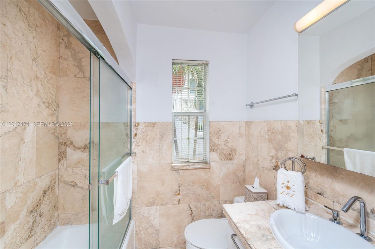 32 Calabria Ave, Unit 1, Coral Gables, FL 33134 Photo