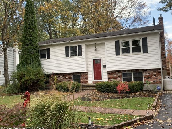 28 W Fallbrook Avenue, Dallas, PA 18612