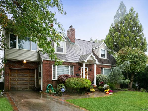 11 Avon Road , Hewlett, NY 11557