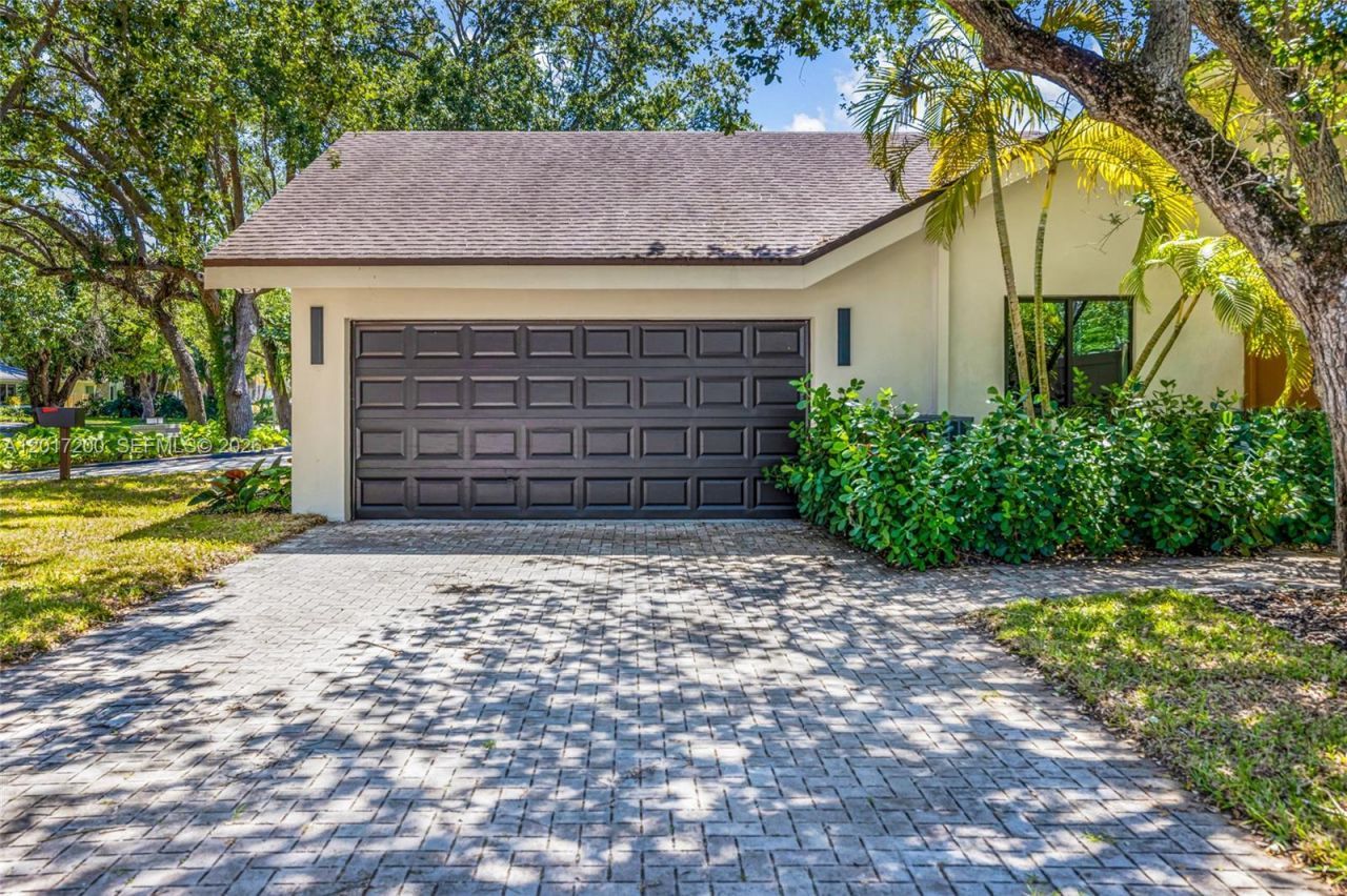 8120 SW 162nd St, Palmetto Bay, FL 33157 Photo