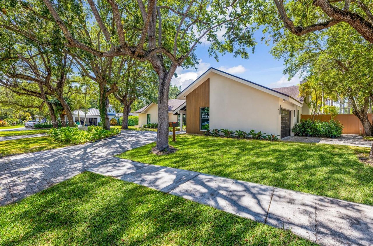 8120 SW 162nd St, Palmetto Bay, FL 33157 Photo