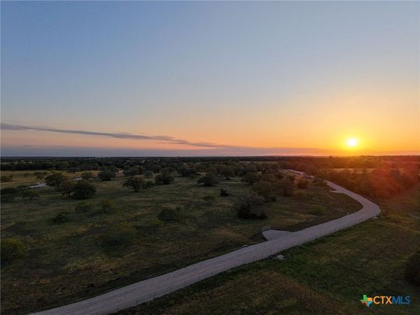 784 Main Loop Road , Waelder, TX 78959