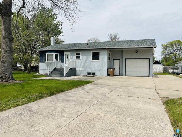 810 E Hermosa Dr, Sioux Falls, SD 57104