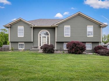 1102 E 18th Street, Kearney, MO 64060