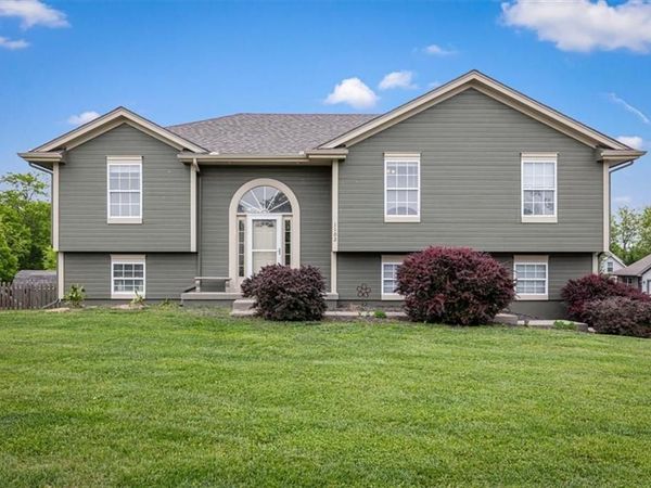 1102 E 18th Street, Kearney, MO 64060