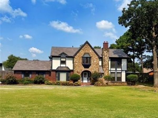 1103 Oakwood Circle, Henryetta, OK 74437