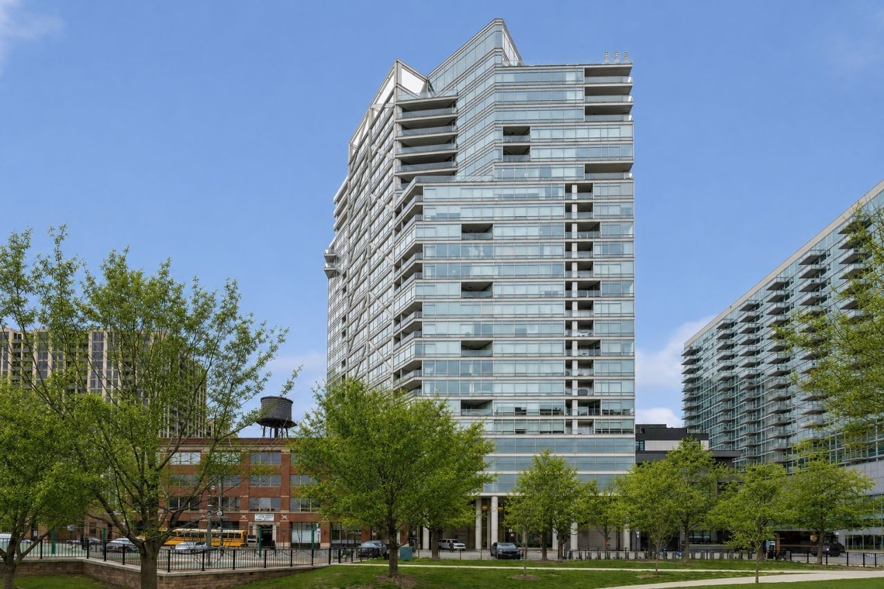 510 W Erie Street, Unit 1801, Chicago, IL 60654 Main Photo