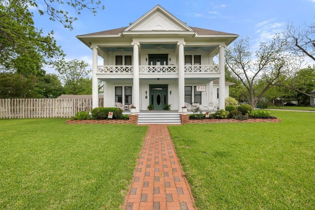 819 Hackberry St, Taylor, TX 76574 Main Photo