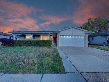 30041 Warner Avenue, Warren, MI 48092