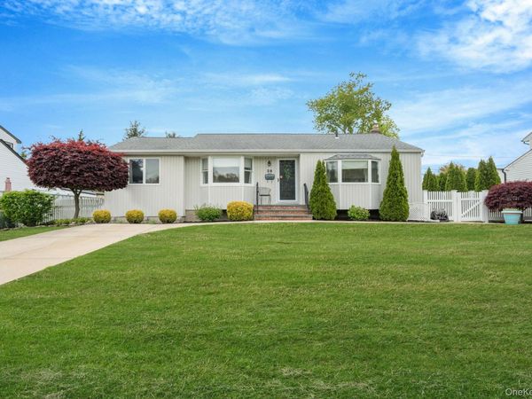 29 Franklin Street , Islip, NY 11751
