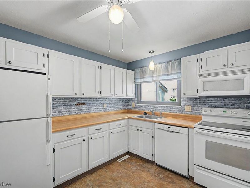 5556 Hilltop Oval, Parma, OH 44134 Photo 7