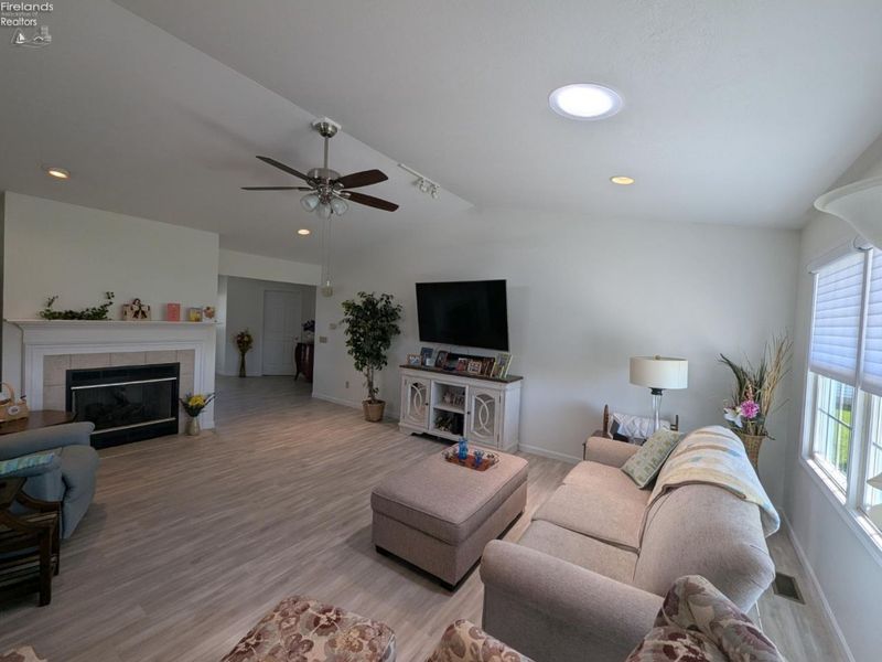 331 Country Meadows Drive, Oak Harbor, OH 43449 Photo 8