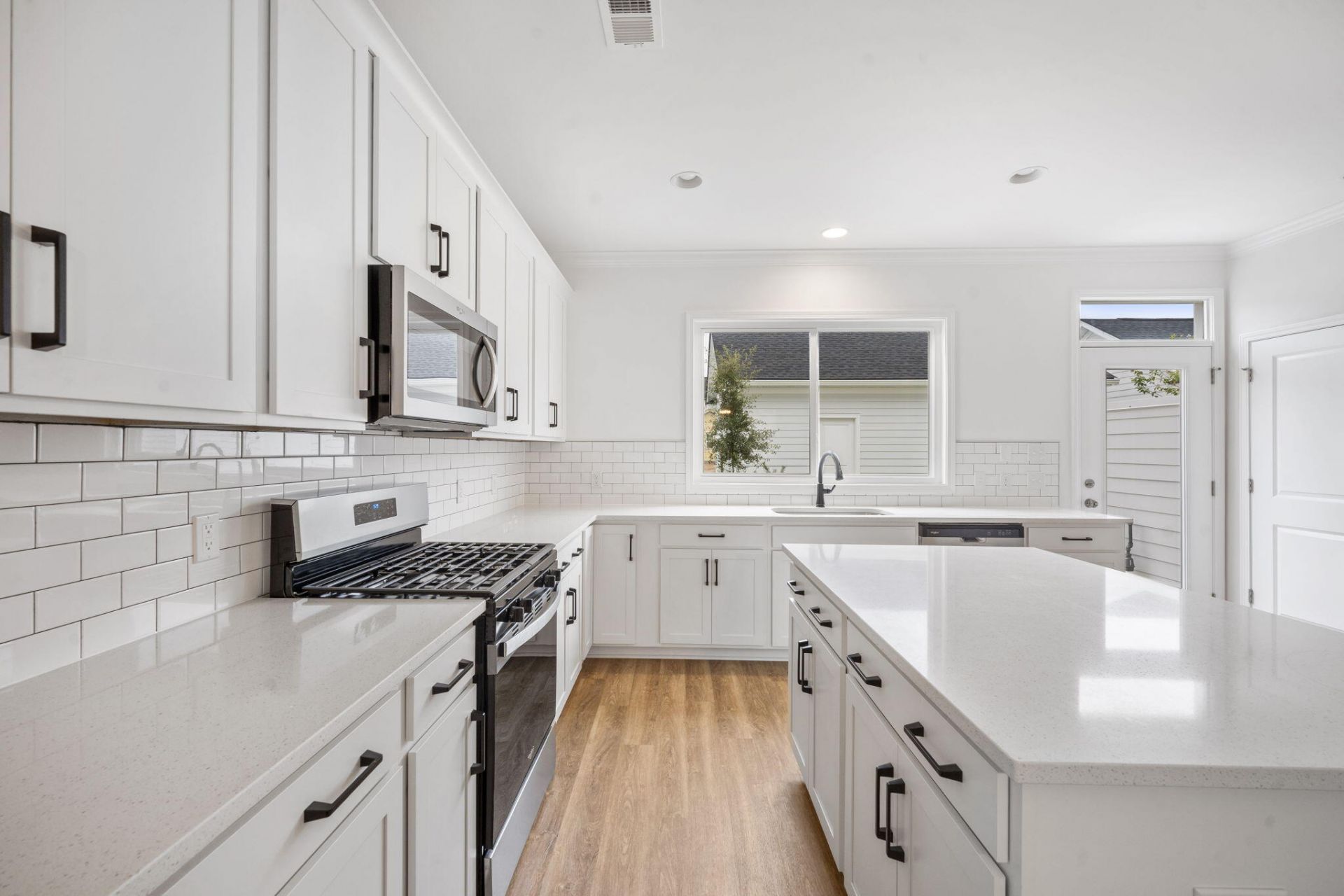 762 Blueway Avenue Photo 4