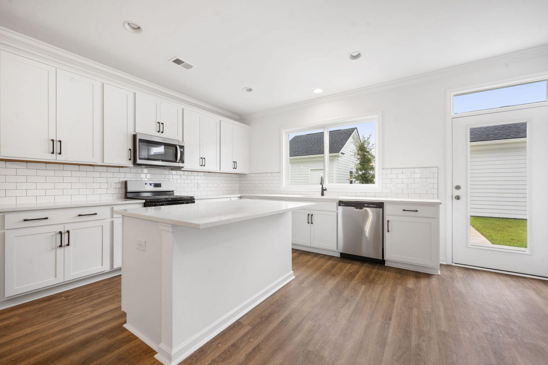 762 Blueway Avenue Photo 8