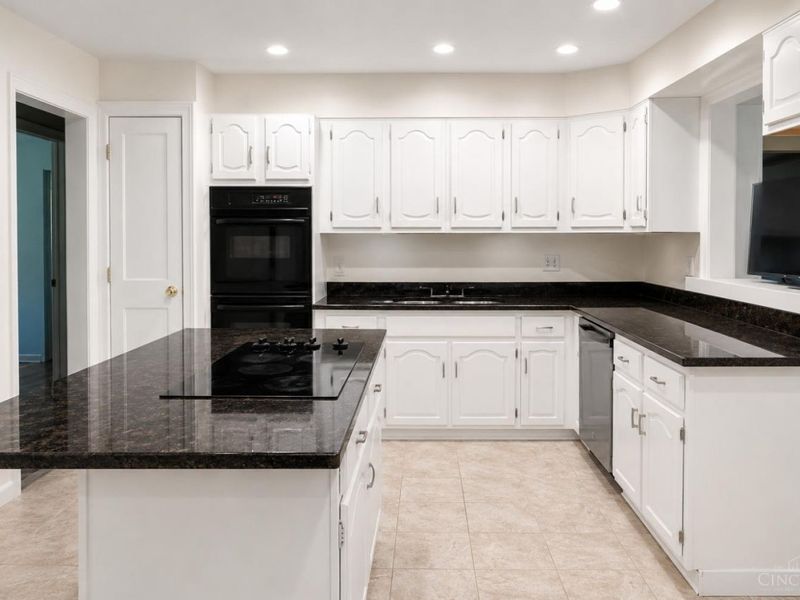 3635 Donegal Drive, Sycamore Township, OH 45236 Photo 9