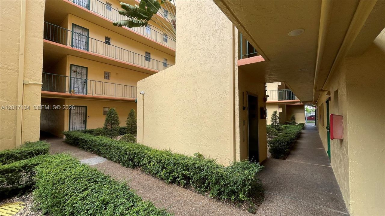 1975 W 44th Pl, Unit 405, Hialeah, FL 33012 Photo