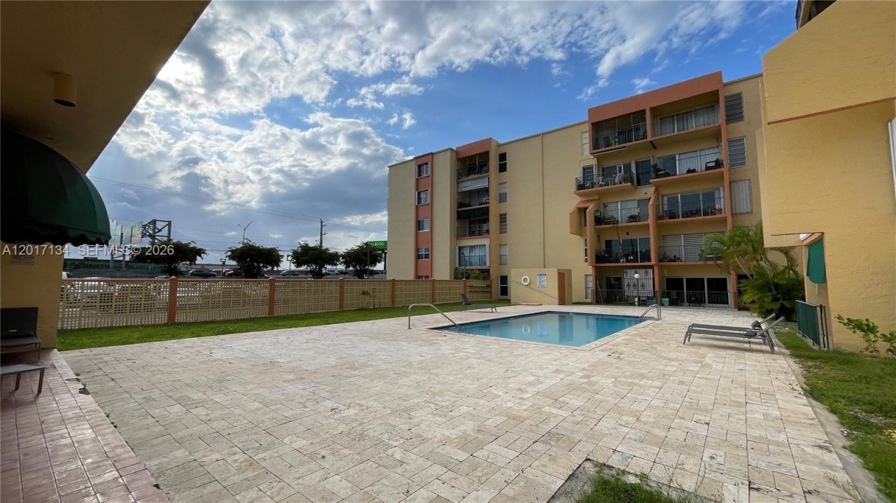 1975 W 44th Pl, Unit 405, Hialeah, FL 33012 Photo