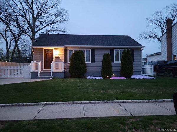89 Parliament Place , North Babylon, NY 11703