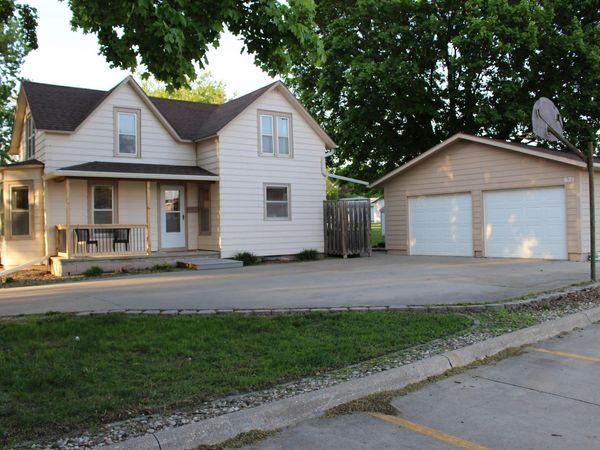 621 Delaware Ave SW, Orange City, IA 51041