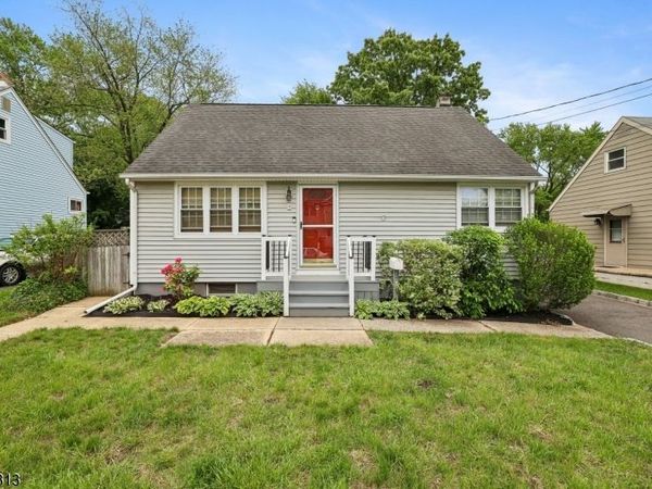 8 Parkway Pl, Sayreville, NJ 08859
