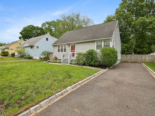 8 Parkway Pl, Sayreville, NJ 08859