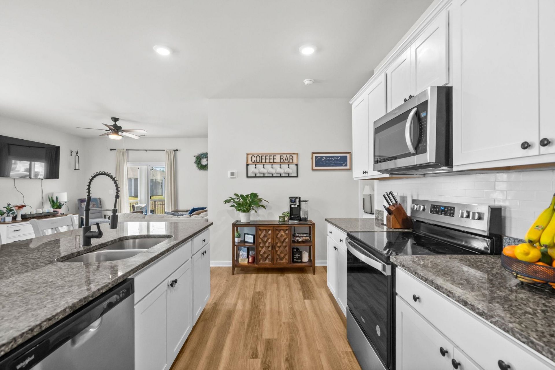 1241 Sennema Circle  Photo 6